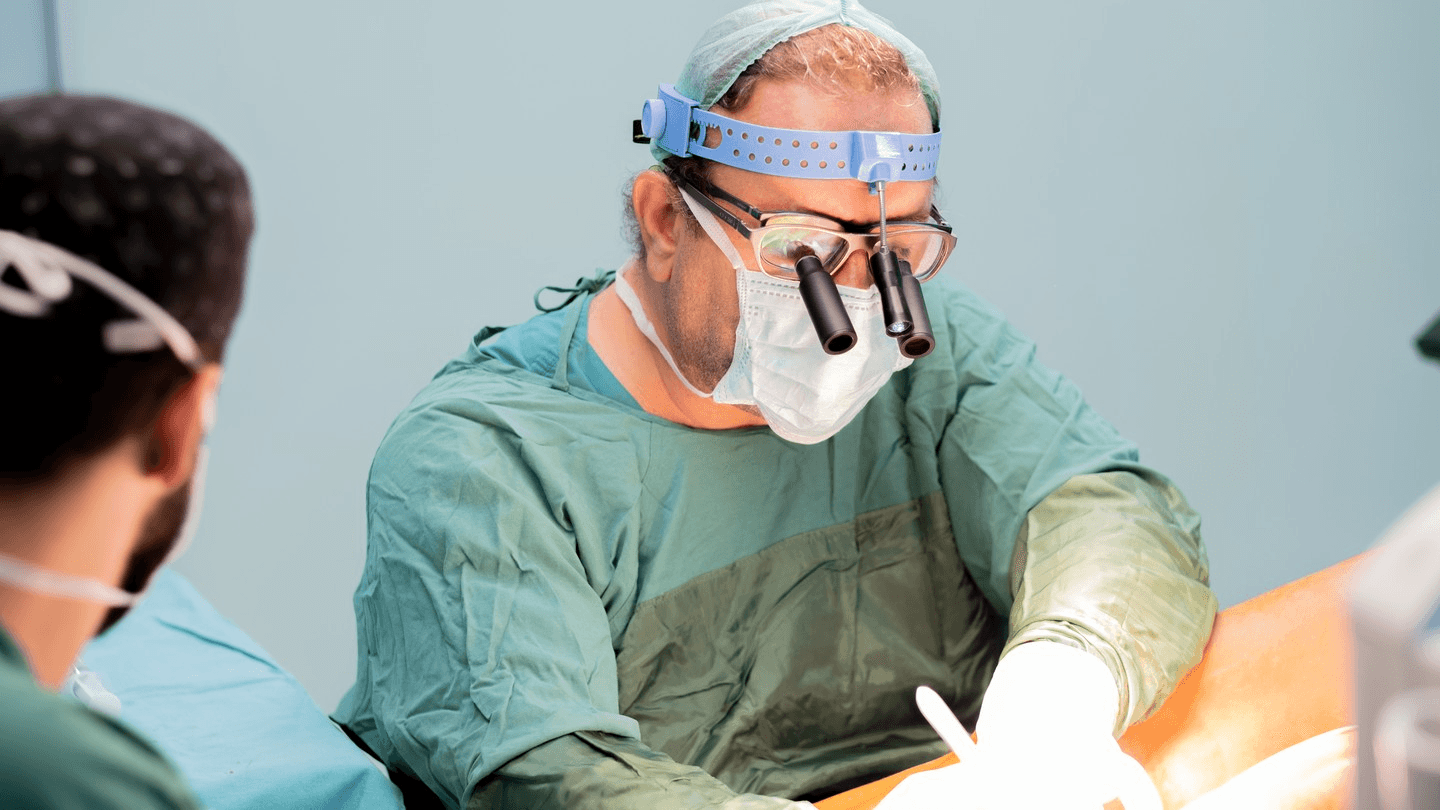 Today, most of our surgeries are performed using small incisions and endoscopic techniques. In the past, heart surgeries required fully opening the chest bone or making extensive incisions across the chest. However, advancements now allow us to strategically plan procedures based on numerous parameters, such as the patient’s rib positions, the 3D location of the heart, and its angle within the chest. With this detailed preparation, we can perform surgeries through a single 5 cm incision. Using these minimal incisions, we successfully conduct heart surgeries, heart valve repairs, bypass procedures, and even pediatric heart surgeries.These innovations have eliminated large cuts and unsightly scars, significantly improving recovery times and overall patient outcomes. Minimally invasive heart surgery differs slightly from robotic heart surgery. In robotic procedures, small holes are made, and tubes are inserted through the groin to connect the patient to a heart-lung machine. In minimally invasive surgery, small incisions—typically under the left breast—are used for bypass surgeries. For valve repairs or replacements, a 10 cm incision is made under the right breast. During these procedures, we use extracorporeal perfusion to circulate blood via the groin, connecting the patient to the heart-lung machine. With this approach, we can perform nearly all types of cardiac surgeries. Depending on the procedure, the heart may remain beating, operate with the assistance of a pump, or be completely stopped to ensure precision and safety.
