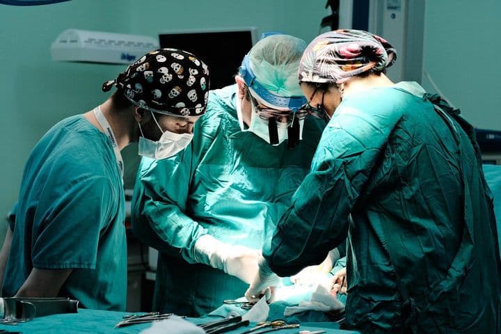 In recent years, erectile dysfunction has become increasingly common among men over 40, driven by factors such as stress, environmental influences, and imbalances in biological and medical systems. These men are also approximately 10 times more likely to face the risk of heart disease, highlighting a strong link between erectile dysfunction and cardiovascular health. At our clinic, we tackle this issue with a range of combination treatments, including color Doppler ultrasound analysis, stem cell therapy, ESWT (Extracorporeal Shock Wave Therapy) applications, and Kegel exercises.